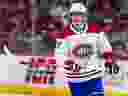 Kirby Dach des Canadiens interpelle un coéquipier lors du match intra-équipe annuel des Rouge et Blanc à Montréal le 24 septembre 2023. L'attaquant de 23 ans a raté 24 matchs la saison dernière en raison de blessures, dont les huit derniers avec un blessure au genou.  Lors du deuxième match cette saison, il s'est déchiré les ligaments MCL et ACL de son genou droit et a dû subir une intervention chirurgicale de fin de saison.