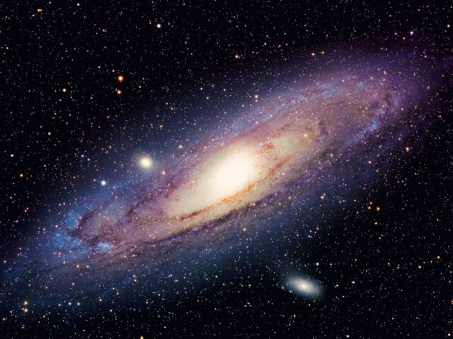 On pense que notre galaxie, la Voie lactée, ressemble à Andromède (vue ici) si vous pouviez la voir de loin.  Mais puisque nous sommes à l’intérieur de la galaxie, tout ce que nous pouvons voir, c’est le bord du plan galactique.