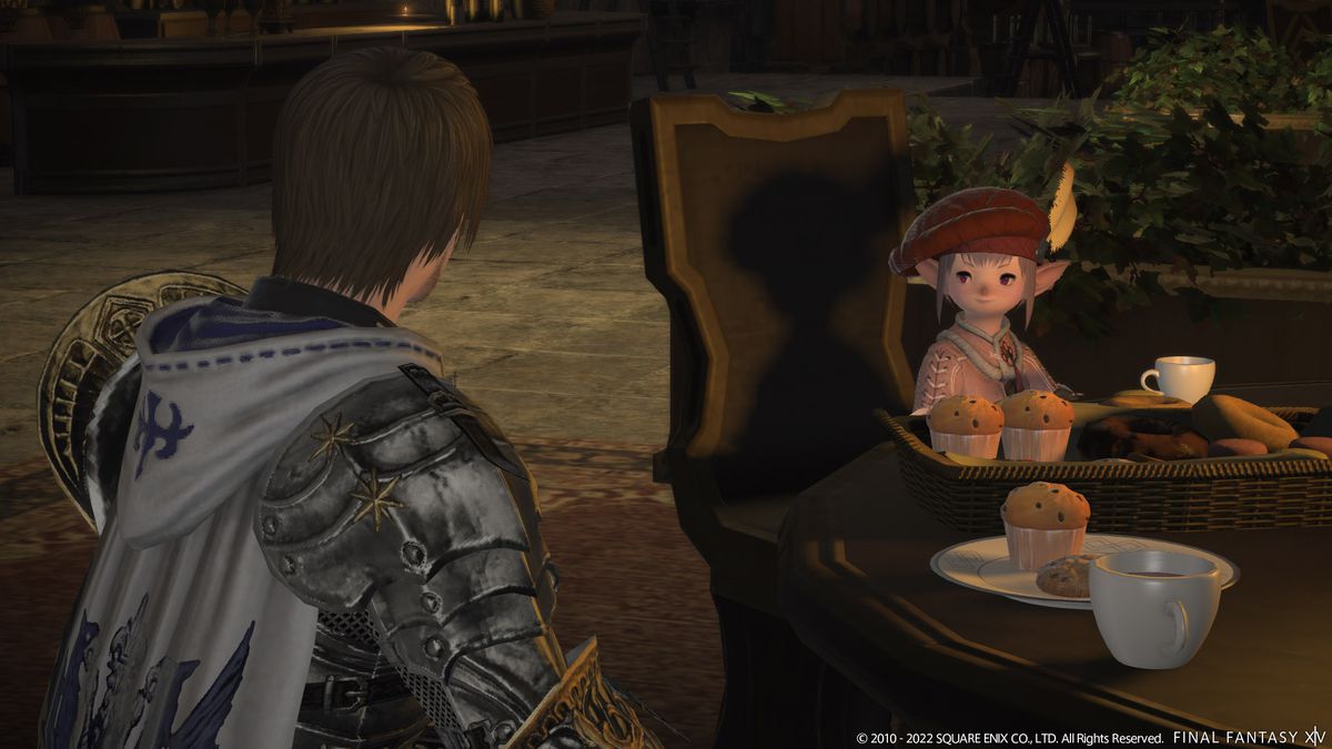 Tataru est assis à une table et regarde le Guerrier de la Lumière de FFXIV