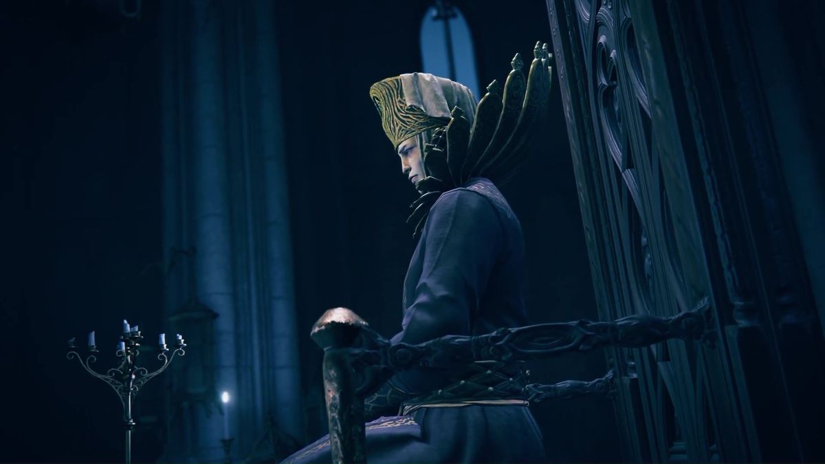 Une image d'une personne assise royalement sur une chaise dans la bande-annonce d'Elden Ring : Shadow of the Erdtree. Elle porte un casque orné et a l'air quelque peu royale ou formelle.