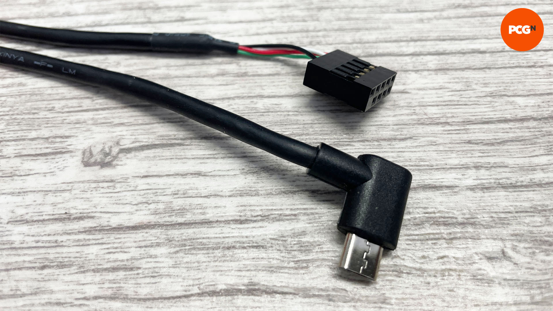 Comment installer un écran dans le boîtier de votre PC : câble d'embase micro-USB