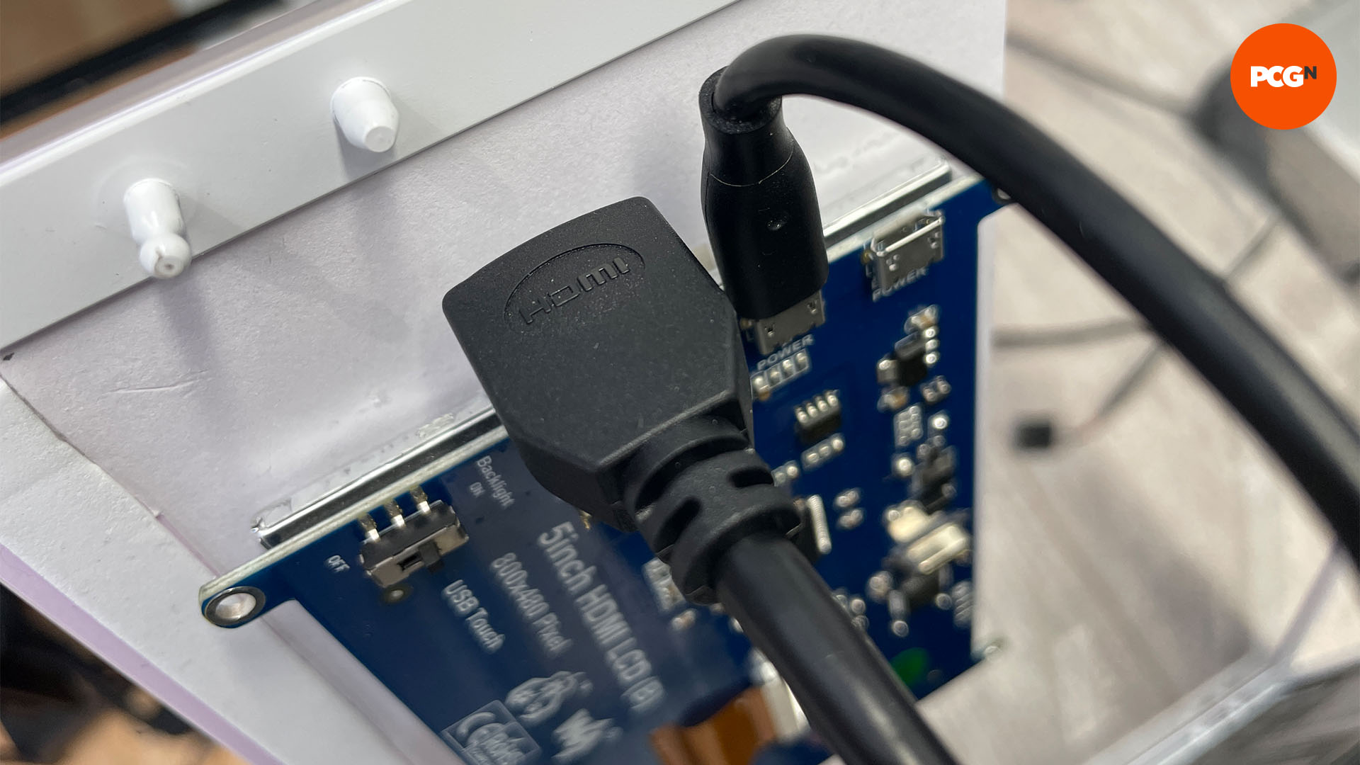 Comment installer un écran dans le boîtier de votre PC : Connectez le câble HDMI