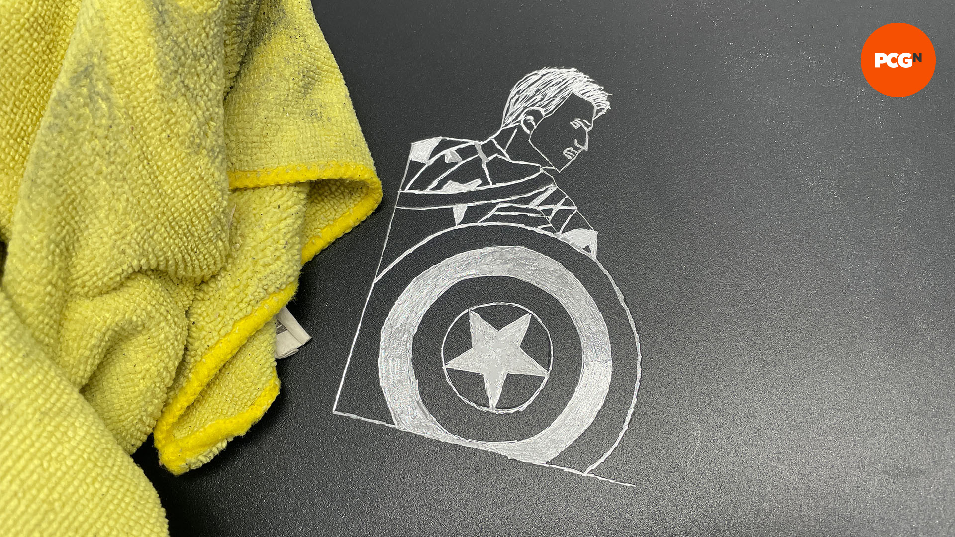 Comment graver le boîtier de votre PC : Panneau fini propre avec gravure Captain America