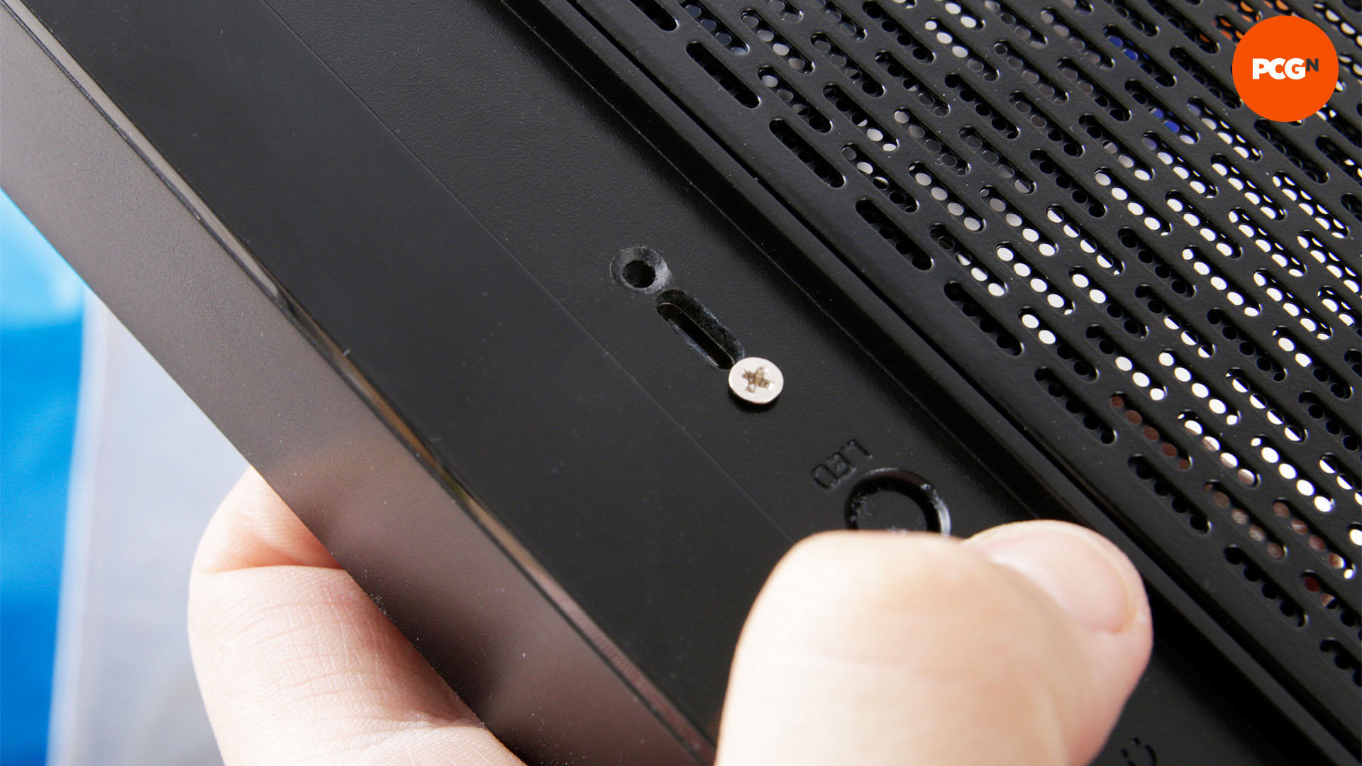 Comment ajouter de l'USB-C au boîtier de votre PC : évidements pour vis percées