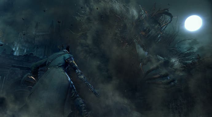Le protagoniste de Bloodborne affronte une énorme bête émergeant de la fumée