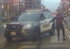 Rachel Wharton interagit avec un policier de Toronto dans une capture d'écran d'une vidéo.