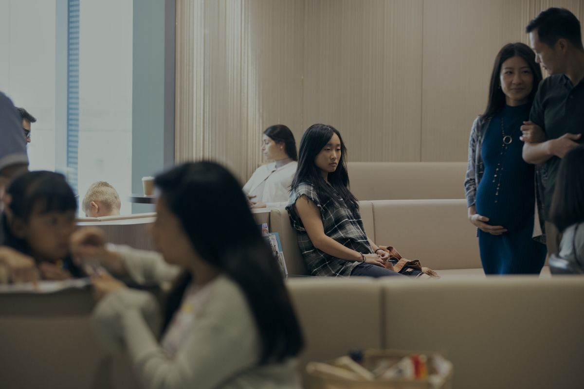 Mercy (Ji-young Yoo) assise seule dans une salle d'attente