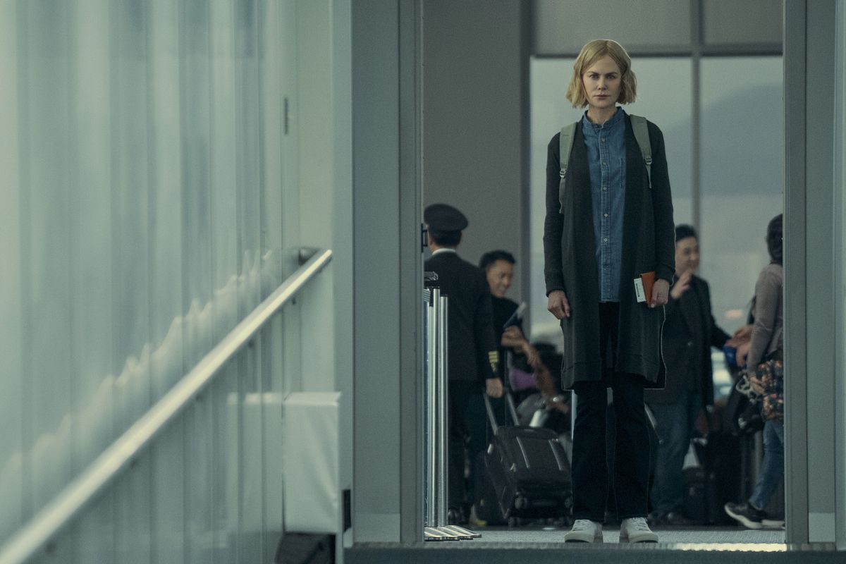 Margaret (Nicole Kidman) seule au sommet de la passerelle d'un avion