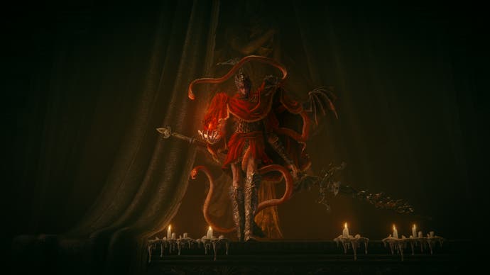 Miquella vêtue de rouge se lève sur un autel éclairé aux chandelles dans Shadow of the Erdtree
