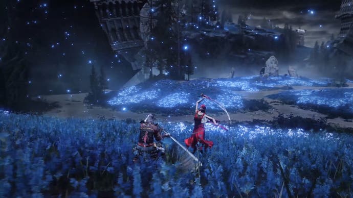 Un joueur en armure de samouraï combat une femme en rouge avec deux katanas dans un large champ de plantes bleues