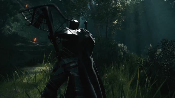 Un joueur en armure sombre tient en l'air une arbalète élaborée dans une forêt