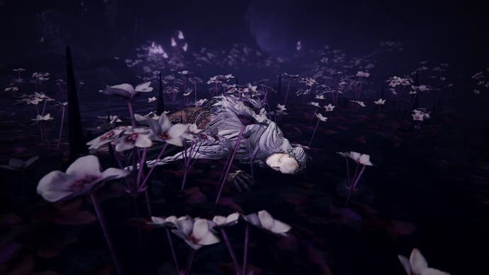 Étrange silhouette masquée allongée sur le sol au milieu d'eau violette et de fleurs blanches