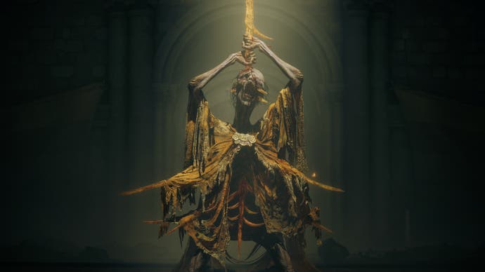Une figure zombifiée sous les projecteurs sort une épée de sa tête dans Shadow of the Erdtree