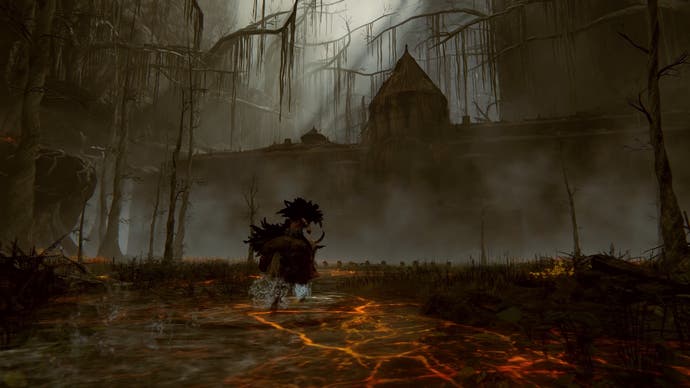Le joueur monte sa monture à travers une zone marécageuse lugubre avec d'étranges bâtiments au loin dans les arbres