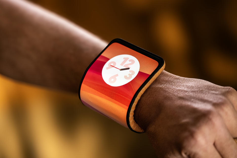 L'écran adaptatif de Motorola enroulé sur le poignet d'une personne comme une montre