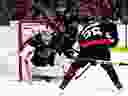 Le gardien de but des Sénateurs d'Ottawa Anton Forsberg (31 ans) règle une rondelle rebondissante lors de la première période d'un match de hockey de la LNH contre les Golden Knights de Vegas à Ottawa, le samedi 24 février 2024.