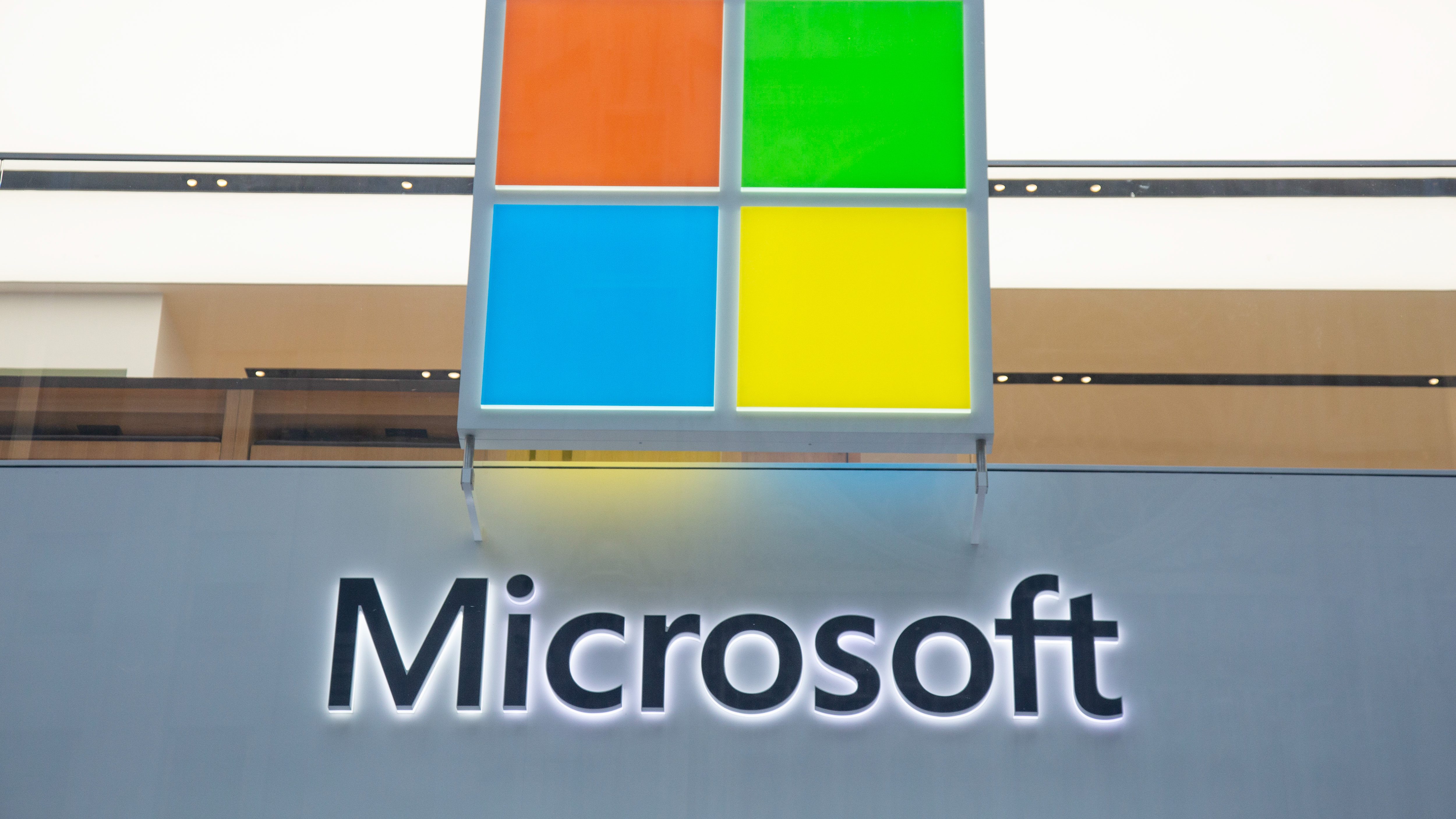 Une entrée de magasin Microsoft avec le logo de l'entreprise