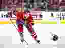 Le centre des Canadiens Alex Newhook jette son casque de côté lors d'un exercice de sprint lors du Concours d'habiletés annuel des Canadiens à Montréal, le dimanche 25 février 2024.
