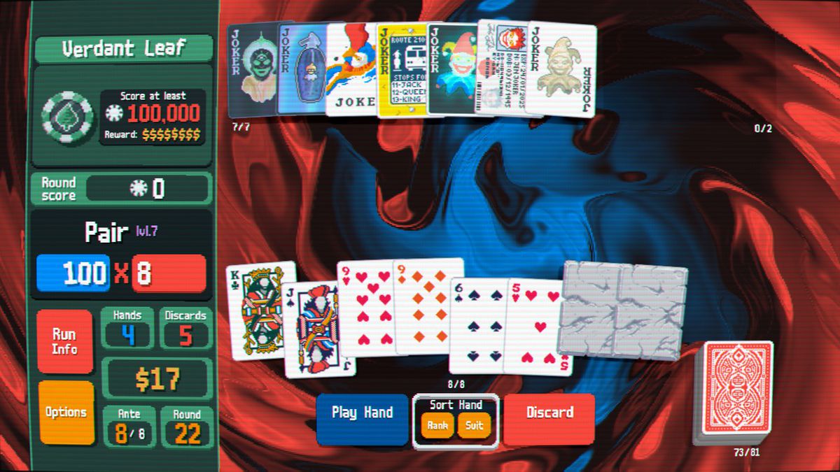 Une capture d'écran de Balatro, représentant une vue de haut en bas des cartes sur une table, avec une série de cartes spéciales Joker étalées en haut de l'écran et la main du joueur, contenant des cartes ordinaires ainsi que deux cartes spéciales Stone, en haut. bas.