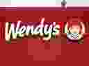 Le panneau Wendy's est visible dans un restaurant, le 23 janvier 2023, à Pittsburgh.  Wendy's cherche à tester la fluctuation des prix de ses plats tout au long de la journée en fonction de la demande, en mettant en œuvre une stratégie qui a déjà fait ses preuves auprès des sociétés de covoiturage et des vendeurs de billets.