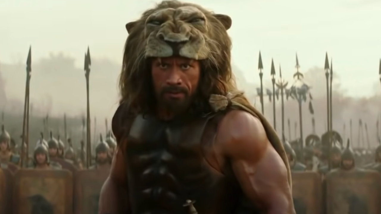 Dwayne Johnson est prêt au combat tout en portant une peau de lion dans Hercules.