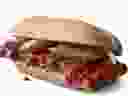 Cette photo fournie par McDonald's montre le sandwich McRib. 