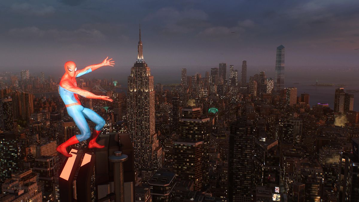Spider-Man se tient au sommet d’un gratte-ciel et, les bras tendus, présente la vue de New York au crépuscule.  Spider-Man 2 est un jeu magnifique !