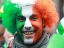 Un fêtard au visage peint aux couleurs du drapeau irlandais assiste aux festivités de la Saint-Patrick à Dublin.  Au cours de la dernière décennie, la croissance de l'Irlande a dépassé de façon étonnante celle du Canada.