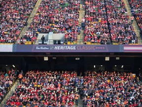 Les partisans remplissent le stade pour le match de la Classique Héritage de la LNH des Flames de Calgary et des Oilers d'Edmonton à Edmonton le dimanche 29 octobre 2023.