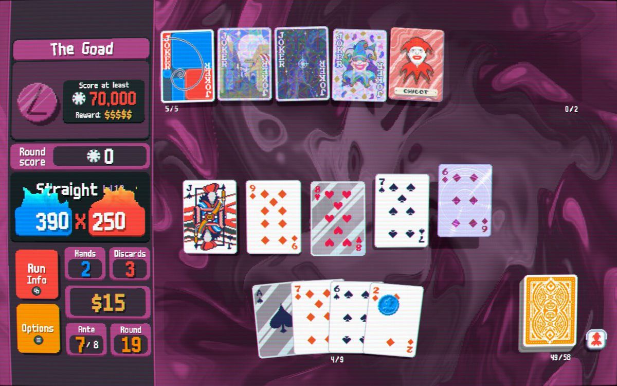 Une capture d'écran d'une bataille de boss à Balatro, représentant une vue de haut en bas des cartes sur une table, avec une série de cartes spéciales Joker étalées en haut de l'écran, la main jouée du joueur au milieu et le reste de sa main. main en bas.