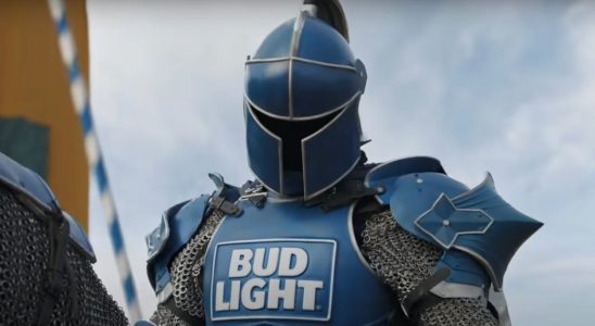 Bud Light a un nouveau personnage pour ses publicités du Super Bowl, et je pense que c'est encore mieux que le Bud Knight qui se fait tuer par The Mountain de GOT