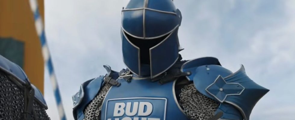 Bud Light a un nouveau personnage pour ses publicités du Super Bowl, et je pense que c'est encore mieux que le Bud Knight qui se fait tuer par The Mountain de GOT