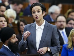 Un député conservateur dont le bureau de Toronto a été vandalisé cette semaine fait partie de plusieurs politiciens fédéraux sous protection policière visible sur la Colline du Parlement.  La chef adjointe conservatrice Melissa Lantsman pose une question pendant la période des questions à la Chambre des communes sur la Colline du Parlement à Ottawa, le mardi 13 février 2024.
