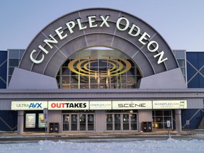 Cineplex Inc. a gagné près de 40 millions de dollars grâce aux frais de réservation en ligne, au cœur d'une affaire de marketing trompeur que le commissaire à la concurrence du pays mène contre la chaîne de cinéma.  Un cinéma Cineplex Odeon est projeté à Oshawa le vendredi 21 janvier 2022.
