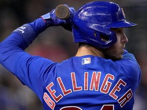 Cody Bellinger des Cubs de Chicago attend de frapper