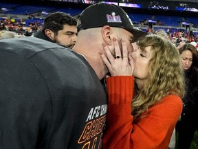 Taylor Swift embrasse l'ailier rapproché des Chiefs de Kansas City Travis Kelce après le match de championnat de l'AFC contre les Ravens de Baltimore, le dimanche 28 janvier 2024, à Baltimore.