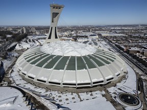 Les événements au Stade olympique de Montréal sont annulés si plus de trois centimètres de neige sont prévus en raison de la fragilité du toit.