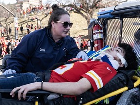 Une personne blessée est secourue près du défilé de la victoire du Super Bowl LVIII des Chiefs de Kansas City, le 14 février 2024 à Kansas City, Missouri.