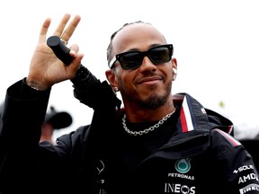 Lewis Hamilton de Grande-Bretagne et Mercedes vagues