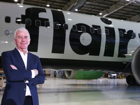 Stephen Jone, PDG de Flair Airlines, debout devant un avion Flair.