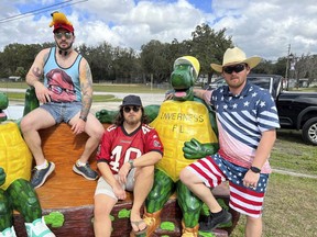 Cette image fournie par Tyler Watts montre les concurrents des Florida Man Games, de gauche à droite, Joshua Barr, Michael Sevester et Brandon Watts posant le 27 janvier 2024 à Inverness, en Floride.