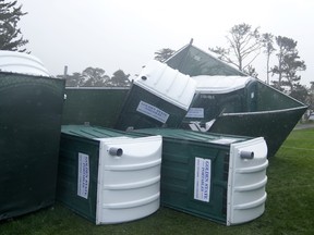 Des toilettes portables tombées sont exposées au Pebble Beach Golf Links.