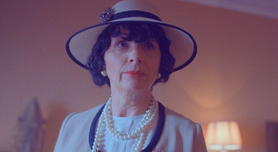 Juliette Binoche explique la signification des bijoux emblématiques de Coco Chanel dans le nouveau look