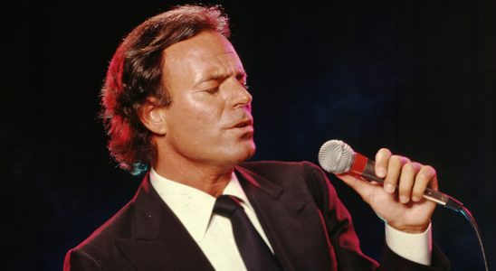 LOS ANGELES - 1983 singer Julio Iglesias poses for a portrait in 1983 in Los Angeles, California. (Photo by Harry Langdon/Getty Images)