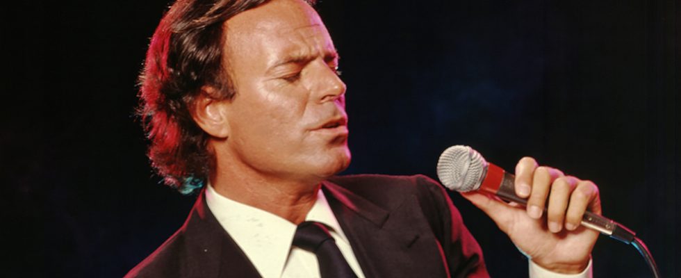 LOS ANGELES - 1983 singer Julio Iglesias poses for a portrait in 1983 in Los Angeles, California. (Photo by Harry Langdon/Getty Images)