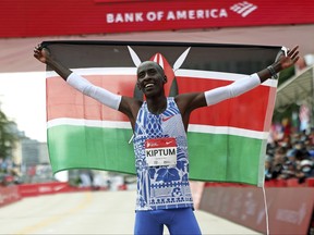 Kelvin Kiptum du Kenya célèbre sa victoire au record du monde du marathon de Chicago au Grant Park de Chicago, le dimanche 8 octobre 2023.