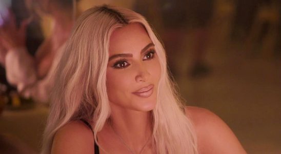 Kim Kardashian a partagé des photos pour l'anniversaire de son amie, mais je suis obsédée par son look transparent et scintillant