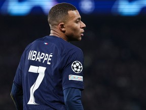 Kylian Mbappe du Paris Saint-Germain assiste à un match de l'UEFA Champions League.