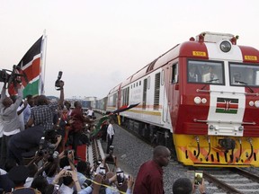 Un train de marchandises part du dépôt de conteneurs du port de Mombasa, au Kenya, vers Nairobi, en empruntant un chemin de fer financé par la Chine, le 30 mai 2017.