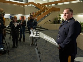 L'insp.  Tim Arseneault, officier des opérations, Services des crimes majeurs de la GRC, s'adresse aux médias au sujet d'une enquête en cours à Winnipeg, le dimanche 11 février 2024.
